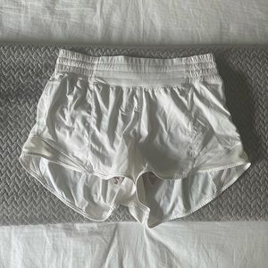Lululemon white hotty hot high-rise short 2.5”